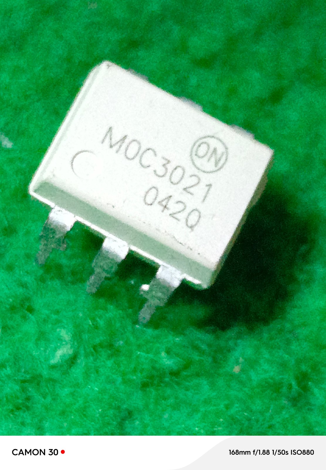 MOC3021 Optocoupler/Optocoupleur